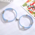 Detailopname van magnetische hartje koppelarmbanden met blauw gevlochten touw en zilveren buisjes. - Sky Blue Heart Pattern / Eén paar