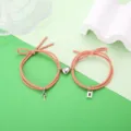 Gedetailleerd overzicht van bijpassende paar armbanden met magnetisch hart, slot en sleutels. - Slot Sleutel Stijl (Oranjeroze Paar)