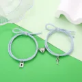 Gedetailleerd overzicht met het blauwe gevlochten armbandenstel met hart slot en sleutel. - Slot Sleutel Stijl (Lichtblauw Paar)