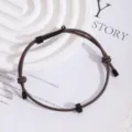 Verstellbares braunes Seilarmband mit schwarzem Zahnrad-Anhänger, minimalistischer Schmuck. - Braun
