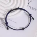 Minimalistisches dunkelblaues Seilarmband mit schwarzem Metall-Zahnrad-Anhänger für Alltag. - Marineblau