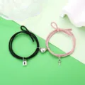 Gedetailleerd overzicht van koppel armbanden met magnetisch hart slot en sleutel. - Slot Sleutel Stijl (Zwart Roze Paar)