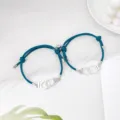 Vue détaillée de bracelets de couple magnétiques bleus avec pendentifs menottes en alliage. - Menottes Bleu Paon Paire