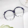 Gros plan de bracelets de couple magnétiques menottes en alliage minimalistes avec cordon bleu. - Menottes Bleu Foncé Paire