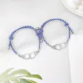 Vue détaillée du bracelet de couple tressé bleu avec fermoir aimanté et menottes. - Menottes Nouvelle Corde Bleu et Blanc Paire
