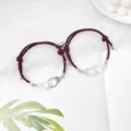 Gros plan détaillé de bracelets de couple en corde tressée magnétique avec menottes. - Menottes Nouvelle Corde Bleu Foncé et Rouge Vin Paire