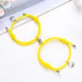 Bracciali di coppia magnetici gialli coordinati con ciondoli di montagna, gioielli intrecciati. - Un paio / Giallo