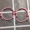 Bracciali di coppia magnetici intrecciati rosa con ciondoli in metallo montagna - Un paio / Rosa