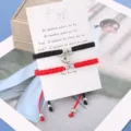 Λεπτομερές κοντινό πλεκτών βραχιόλια ζευγαριού με μαγνητική καρδιά σε κάρτα παρουσίασης. - Μαύρο και Κόκκινο Ζευγάρι / Κάρτα Παρουσίασης Επίπεδος Κόμπος Μαγνητική Καρδιά