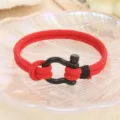 Détail de bracelet en corde Milan rouge avec fermoir menotte en acier noir. - Style Carte Pour Maman / Circonférence 19 cm / Rouge