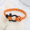 Vue détaillée bracelet en corde tissée rouge et jaune avec manille noire homme. - Style Carte Pour Maman / Circonférence 19 cm / Dégradé Rouge Jaune