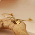 Vue détaillée du bracelet pendentif cœur en acier inoxydable et belle pierre de naissance. - Style Nœud de Cœur / Or / Pierre de Naissance de Juin