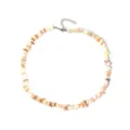 Dettaglio ravvicinato della collana di perle di pietra naturale colorata con catena in metallo. - Stile Pietra Bianco Sporco Irregolare / Bianco avorio