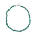 Dettaglio della collana di perle in pietra irregolare verde con catena di estensione. - Stile Pietra Verde Irregolare / Verde
