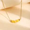 Gros plan sur le collier chaîne or élégant avec perles en pierre œil de chat jaune. - Pierre œil de chat jaune / 1 Pièce / Or