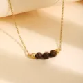 Vue détaillée du collier de chaîne dorée avec des perles de pierres précieuses et métaux. - Oeil de Tigre Jaune Brun / 1 Pièce / Or