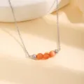 Vue rapprochée du collier en acier inoxydable avec de jolies perles d'œil de chat orange. - Pierre Œil de Chat Orange Clair / 1 Pièce / Argent
