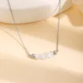 Gros plan d'un collier en chaine argente avec perles en oeil de chat et details metal. - Oeil de Chat Blanc / 1 Pièce / Argent