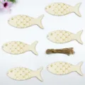 Vue détaillée de découpes de poissons en bois brut avec écailles et ficelle pour loisirs créatifs. - Pack de 30