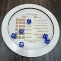 Hölzernes Farkle Würfeltablett Brettspiel Set mit aufgedruckten Regeln und bunten Würfeln für Partys. - 18 cm Durchmesser, mit 6 Würfeln / Weiß