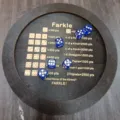 Hölzernes Farkle Würfelbrett Set mit Punkteregeln und blauen Würfeln für Party - 18 cm Durchmesser, mit 6 Würfeln / Schwarz