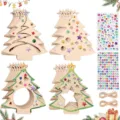 Kit de bricolage arbre de Noel en bois avec autocollants strass et cordes pour decoration. - 32 pièces (4 styles x 8 pièces + 2 autocollants + 2 cordes de chanvre)