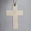 Colgante de cruz de madera sin terminar, superficie de madera natural con cuerda, ideal para DIY. - Rodaja de Madera Y Cuerda de Cáñamo / 1 Pieza