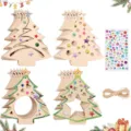 Ensemble d'ornements de sapin de Noël DIY en bois vierge avec autocollants strass et ficelle. - 4 pièces (1 pièce de 4 styles + 1 autocollant + 1 corde de chanvre)