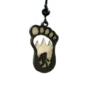 Vue détaillée de l'ornement suspendu de voiture Bigfoot en bois avec silhouette de forêt. - Pendentif Empreinte de Patte