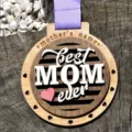 Medaglia festa della mamma in legno ornamento appeso, miglior regalo mamma inciso ciondolo variante. - Mamma / Diametro 9,5 cm