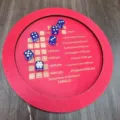 Holz Farkle Würfelspiel Tablett Set mit Anweisungen und blauen Würfeln für Partyspiel - 18 cm Durchmesser, mit 6 Würfeln / Rot