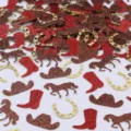 Primo piano dettagliato di coriandoli glitterati in stile western con stivali e ferri. - Coriandoli ferri di cavallo da cowboy rossi / Confezione da 100