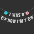 Banniere d'anniversaire avec lettres argentees pailletees et motifs de donuts pour enfants. - Argent