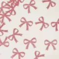 Dettaglio coriandoli fiocco rosa glitterato che mostra la bella consistenza per feste. - 100 Pezzi/Confezione (Confetti Fiocco Rosa Glitter) / Rosa
