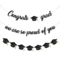 Détail de la bannière de fête de remise des diplômes avec lettres scintillantes et chapeaux. - Bannière de remise de diplôme We Are So Proud of You