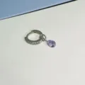 Detailaufnahme des silbernen Ohrrings mit Zirkonia und lilafarbenem Tropfen-Kristallanhänger. - Lila