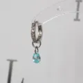 Elegante Zirkonia Creolen mit hellblauen Tropfen Anhänger, minimalistischer Modeschmuck. - Blau