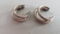 Modische mehrschichtige C-förmige Creolen in taupefarbenem Metall, vielseitiger Schmuck. - Hellkaffee