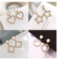 Elegante geometrische Strass-Ohrringe mit Herz-, Stern-, Quadrat- und runden Kristall-Designs. - Quadratisch