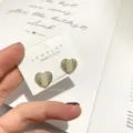 Orecchini cuore perla strass perno argento vista dettagliata, design elegante. - Cuore / Oro