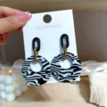 Schicke Acryl geometrische Ohrringe mit Zebra Muster und goldenen Gliedern für Damen Mode. - Zebramuster Schwarz