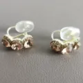Detailaufnahme von vintage rauchtopasfarbigen Clip-Ohrringen mit weichen Silikonpolstern. - 3509 Clip-Ohrringe mit rauchgelben Strasssteinen (Spiralform)