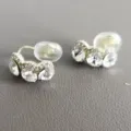 Nahaufnahme Detail von glitzernden Kristall Strass Ohrclips für nicht durchstochene Ohren. - 3509 Clip-Ohrringe mit weißen Strasssteinen (Spiralform)