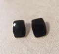 Minimalistische rechteckige schwarze Emaillierte Ohrringe mit Goldrand im eleganten Retro-Stil. - Schwarz