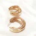 Goldene mehrlagige Creolen, schicke C-förmige Metall-Ohrringe für Damen, eleganter Alltagsschmuck. - Gold