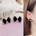 Schwarze Schleifen Ohrstecker mit funkelnden Strasssteinen, elegantes Design für Damen. - Schwarz Schleife
