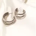 Elegante silberne mehrschichtige C-förmige Creolen, trendiger Metallschmuck für Damen. - Matt Silber