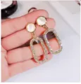 Elegante geometrische Ohrringe mit funkelnden Strass-Ovalen und weißen Muschelakzenten. - Gold Oval