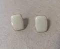 Boucles d'oreilles rectangulaires minimalistes avec bordures dorées et design géométrique. - Crème