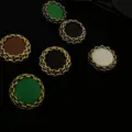 Detailansicht vintage runder geometrischer Ohrringe mit Goldkettchenrand und farbigem Lederzentrum. - Lila